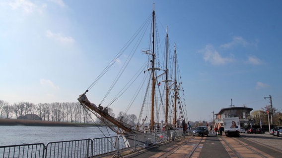 Das Segelschulschiff "Großherzogin Elisabeth" liegt an der Pier in Elsfleth. © NDR Foto: Oliver Gressieker