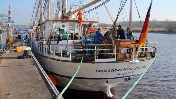 Das Segelschulschiff "Großherzogin Elisabeth" liegt an der Pier in Elsfleth. © NDR Foto: Oliver Gressieker