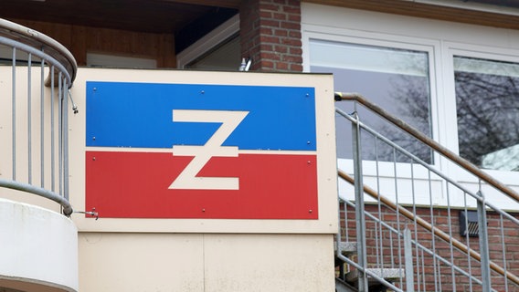 Ein Schild zeigt das Logo eines Segelvereins mit einem Z. © NDR/Wilfried Schomäker Foto: Wilfried Schomäker