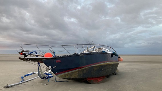 Ein kaputtes Segelboot liegt an Land. © Arend Janssen-Visser Foto: Arend Janssen-Visser