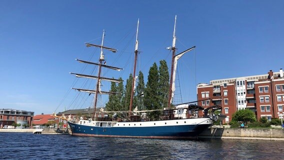 Ein Segelschiff am Kai. © NDR Foto: Jutta Przygoda