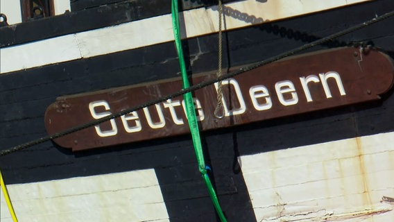 Der Schiffsname "Seute Deern" steht auf dem Schiffsrumpf. © NDR 