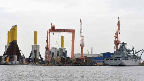 So genannte Tripods und zwei Schiffe stehen auf dem Gelände der Siag Nordseewerke in Emden. © dpa - Bildfunk Foto: Carmen Jaspersen
