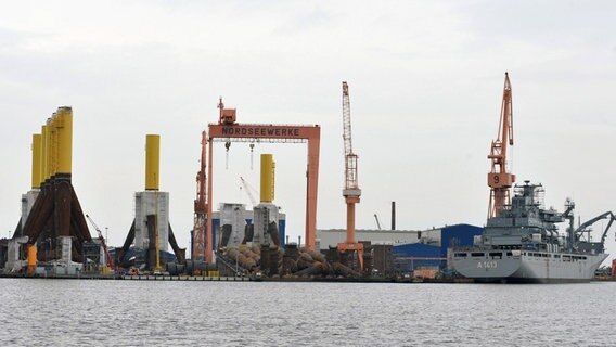 So genannte Tripods und zwei Schiffe stehen auf dem Gelände der Siag Nordseewerke in Emden. So genannte Tripods und zwei Schiffe stehen auf dem Gelände der Siag Nordseewerke in Emden. © dpa - Bildfunk Foto: Carmen Jaspersen