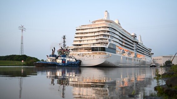 Das neue Kreuzfahrtschiff "Silver Nova" hat die Meyer-Werft verlassen und ist auf der Ems unterwegs. © picture alliance/dpa | Lars Penning Foto: Lars Penning