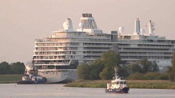Die "Silver Nova" auf ihrer Emspassage. © NonstopNews 