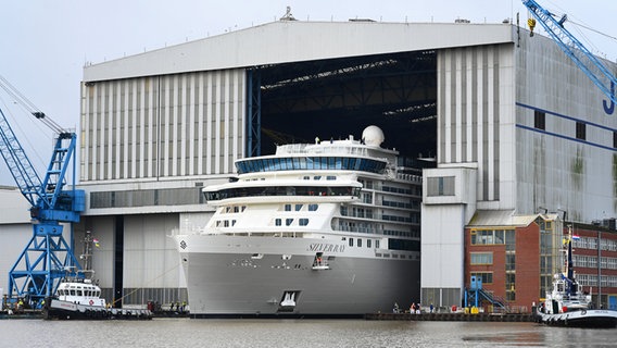 Das Kreuzfahrtschiff "Silver Ray" wird ausgedockt. © dpa Foto: Lars Penning