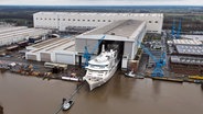 Das Kreuzfahrtschiff "Silver Ray" wird ausgedockt. © picture alliance/dpa | Lars Penning Foto: Lars Penning