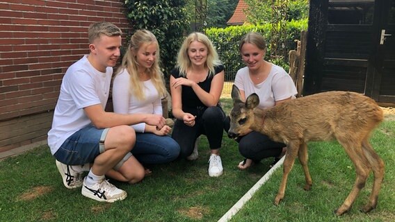 Familie Sticht mit Reh "Simba". © NDR Foto: Wagma Hayatie