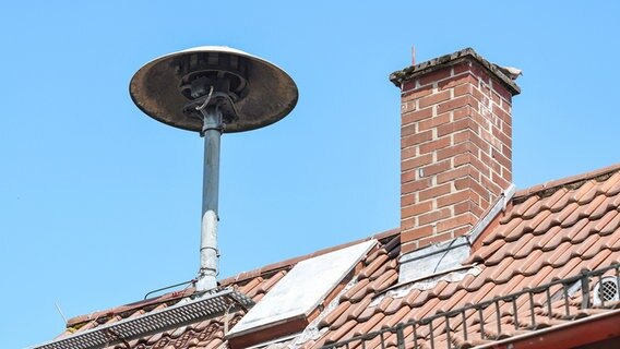 Eine Sirene des Katastrophenschutzes auf einem Hausdach. © picture alliance Foto: Winfried Rothermel