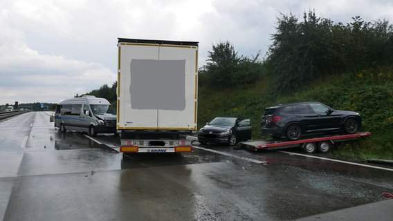 Mehrere Fahrzeuge stehen nach einem Auffahrunfall auf der A1 bei Sittensen. Mehrere Fahrzeuge stehen nach einem Auffahrunfall auf der A1 bei Sittensen. © Polizeiinspektion Rotenburg