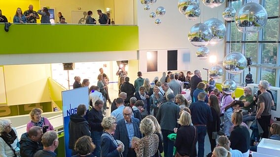 Zahlreiche Menschen stehen bei der Premiere des Films "Sörensen fängt Feuer" in einem Kino-Foyer. © NDR Foto: Marlene Santel