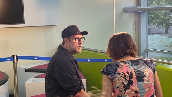 Regisseur Bjarne Mädel gibt bei der Premiere seines Films "Sörensen fängt Feuer" ein Interview. © NDR Foto: Marlene Santel