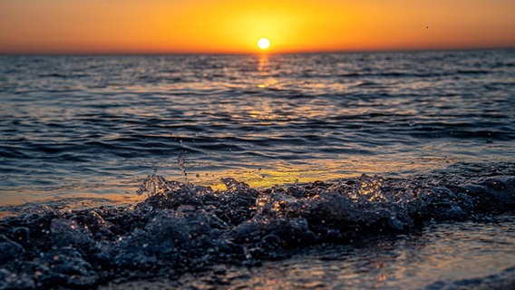 Die Sonne geht über dem Meer am Strand von Schillig auf. © picture alliance/dpa | Sina Schuldt Foto: Sina Schuldt