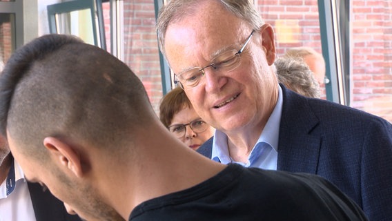 Ministerpräsident Weil und die SPD-Landtagsfraktion sind zu Besuch an einer BBS in Leer. © NDR 