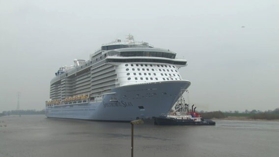 Das Kreuzfahrtschiff Spectrum of the seas wird von einem Schlepper über den Emskanal gezogen.  Foto: Oliver Gressieker