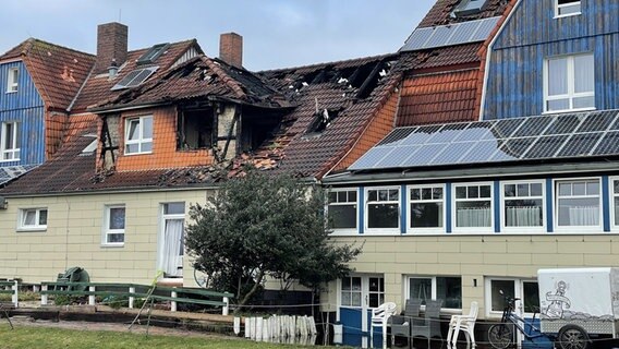 Ein Gebäude auf Spiekeroog ist teilweise ausgebrannt. © Kreisfeuerwehrverband Wittmund e.V. 
