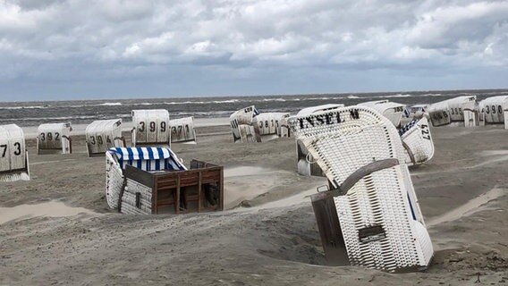 Vom Sturmtief "Poly" umgewehte Strandkörbe auf Spiekeroog © NDR Foto: Mechthild Gross