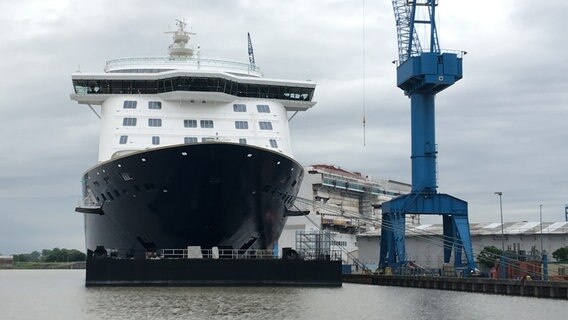 Die "Spirit of Discovery" liegt im Hafen der Meyer Werft. © NDR Foto: Oliver Gressieker
