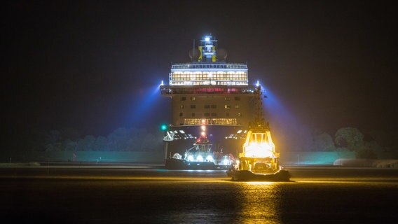 Das Kreuzfahrtschiff "Spirit of Discovery" bewegt sich rückwärts über die Ems. © dpa-Bildfunk Foto: Moritz Frankenberg
