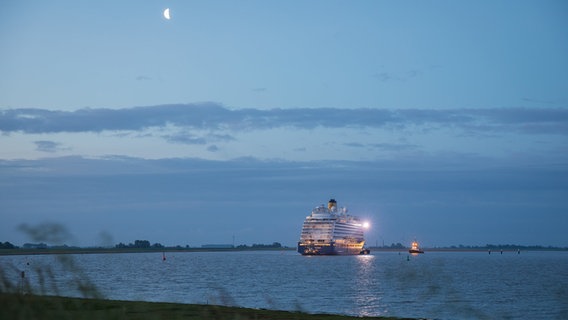 Das Kreuzfahrtschiff "Spirit of Discovery" fährt am frühen Morgen über die Ems. © dpa-Bildfunk Foto: Moritz Frankenberg
