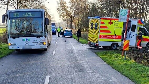 Einsatzkräfte stehen nach einem Unfall an einer Straße. © Polizei Stade 