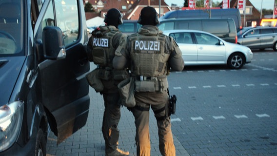 Einsatzkräfte der Polizei stehen an einem Haus in Stade. © Polizei Stade 