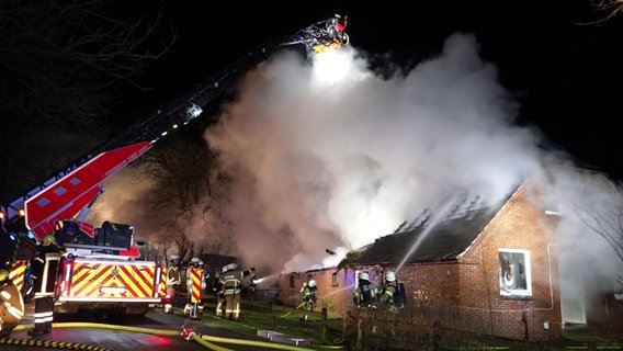 Brand eines Reetdachhauses in Stadland (Landkreis Wesermarsch). Rauch steigt auf. Die Feuerwehr ist im Einsatz. Brand eines Reetdachhauses in Stadland (Landkreis Wesermarsch). Rauch steigt auf. Die Feuerwehr ist im Einsatz. © NonstopNews