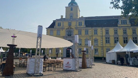 Tische stehen vor dem Oldenburger Schloss © NDR Foto: Ann-Kathrin Tittel
