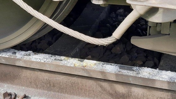 Zermahlene Steine liegen auf einem Bahngleis. Zermahlene Steine liegen auf einem Bahngleis. © Bundespolizeiinspektion Bremen