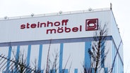"Steinhoff Möbel" steht an einem Gebäude des Möbelhaus-Konzerns. © dpa-Bildfunk Foto: Mohssen Assanimoghaddam