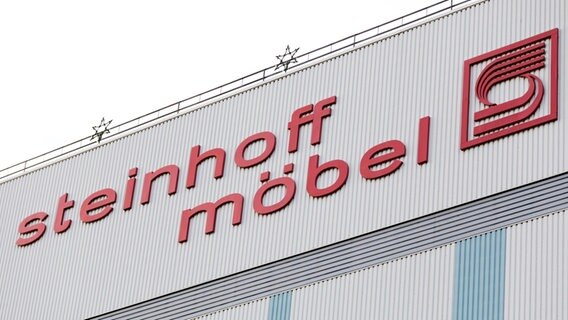 Niedersachsen, Westerstede: Der Schriftzug "Steinhoff Möbel" an einem Gebäude. © dpa-Bildfunk Foto: Mohssen Assanimoghaddam
