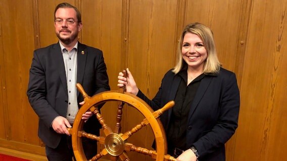 Vanessa Gattung (SPD) bekommt ein Steuerrad eines Schiffes übergeben. © NDR Foto: Hedwig Ahrens