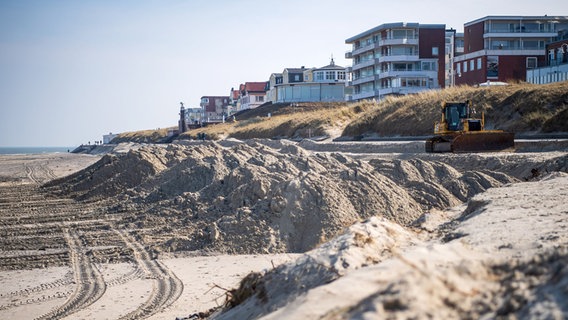 Häuser stehen am Strand von Wangerooge. © dpa-bildfunk Foto: Sina Schuldt