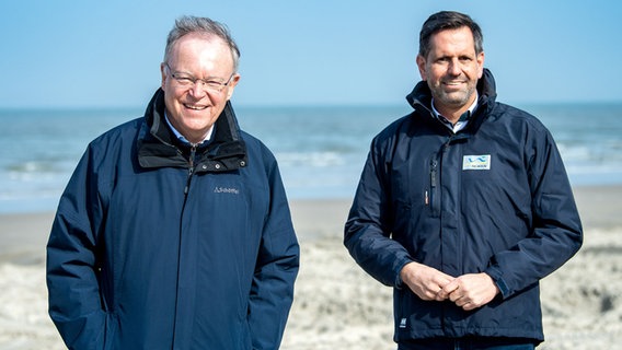 Ministerpräsident Stephan Weil und Umweltminister Olaf Lies stehen am Strand von Wangerooge. © dpa-bildfunk Foto: Sina Schuldt