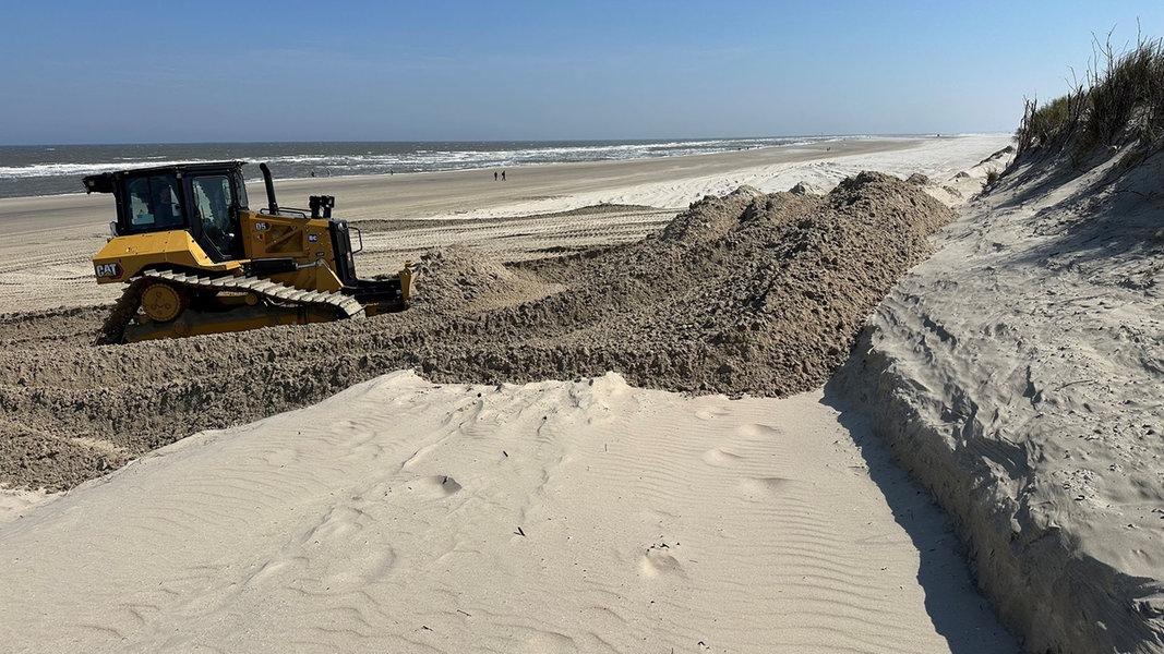 Auf Norderney wird nach der Sturmflutsaison der Strand mit Sand aufgefüllt.