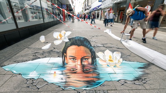 Straßenmalerei ist beim Streetart Festival in Wilhelmshaven zu sehen. © picture alliance/dpa/Mohssen Assanimoghaddam Foto: Mohssen Assanimoghaddam