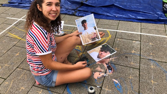 Die deutsche Künstlerin Serena Montagnino malt beim Street Art Festival in Wilhelmshaven ein Bild von ihrem Bruder. © NDR Foto: Jutta Przygoda