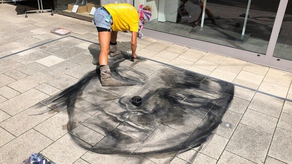 Die italienische Künstlerin Michela Bogoni arbeitet beim Street Art Festival in Wilhelmshaven an einem Werk. © NDR Foto: Jutta Przygoda