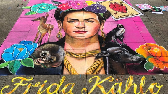 Beim Street Art Festival in Wilhelmshaven ist ein Portrait der Künstlerin Frida Kahlo zu sehen. © NDR Foto: Jutta Przygoda