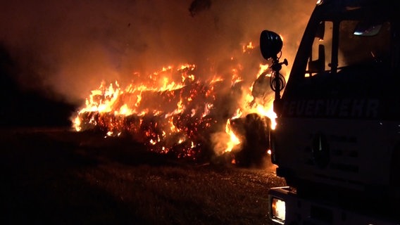 Ein Strohballen-Lager brennt. © Nord-West-Media TV 
