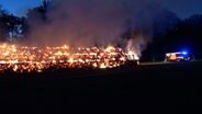 Ein Strohballen-Lager brennt. © Nord-West-Media TV 