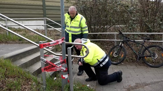 Polizisten untersuchen ein Geländer an einem Bahnhof. © Nord-West-Media TV 