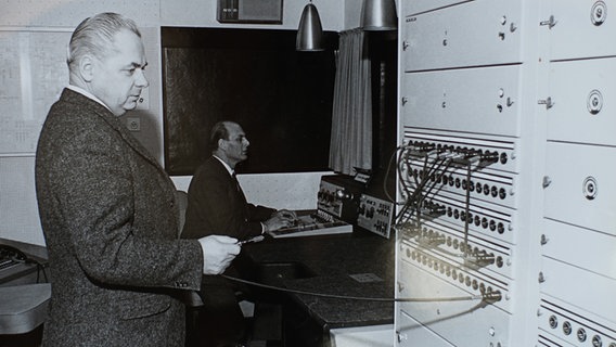 Eine historische Fotografie zeigt die tontechnische Einrichtung im Studio Oldenburg. © NDR 