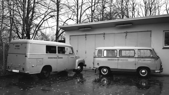 Fahrzeuge stehen vor einer Garage. © NDR Foto: Photo Wöltje