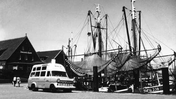 Ein Übertragungswagen des NDR steht an einem Hafen. © NDR 
