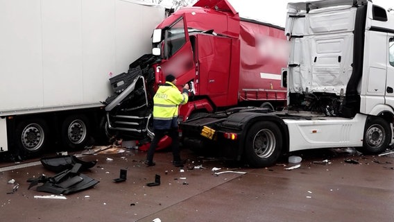 Drei Lkw stehen nach einem Unfall auf der A1. © Nord-West-Media TV 