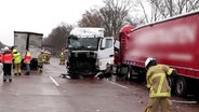 Drei Lkw stehen nach einem Unfall auf der A1. © Nord-West-Media TV 