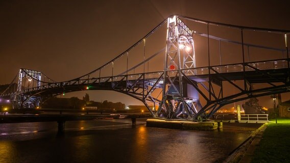 Die Kaiser-Wilhelm-Brücke in Wilhelmshaven bei Nacht während des Sturmtiefs "Ignatz". © dpa-Bildfunk Foto: Mohssen Assanimoghaddam
