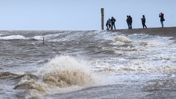 Wellen schlagen an den Strand an der Nordseeküste. © dpa-Bildfunk Foto: Sina Schuldt